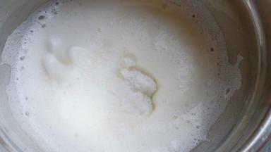 待蛋清变的细腻，第二次加白砂糖继续打发。