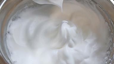 蛋清打发到提起打蛋器有小弯钩就可以，也就是湿性发泡的状态。