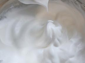 蛋清打发到提起打蛋器有小弯钩就可以，也就是湿性发泡的状态。