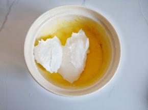 搅拌面糊时开始预热烤箱，175度预热10分钟，分三分之一的蛋白到蛋黄糊，用翻拌刀上下翻拌均匀。