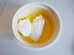 搅拌面糊时开始预热烤箱，175度预热10分钟，分三分之一的蛋白到蛋黄糊，用翻拌刀上下翻拌均匀。