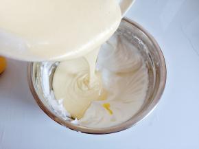 拌好的面糊倒入剩余的蛋白中，还是用翻拌刀上下翻拌均匀即可。