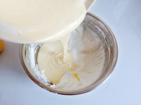 拌好的面糊倒入剩余的蛋白中，还是用翻拌刀上下翻拌均匀即可。