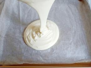 拌好的面糊倒入烤盘（烤盘可以用一张油纸垫一下）轻轻震出气泡。