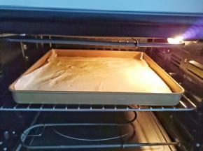 放入预热好的烤箱，中层上下火170度烤20分钟。