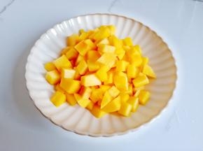 黄桃去皮切粒。