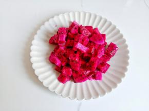 火龙果剥皮切粒。