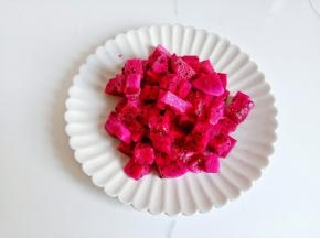 火龙果剥皮切粒。