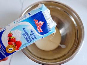 安佳奶油倒入干净的盆子里。