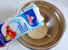安佳奶油倒入干净的盆子里。