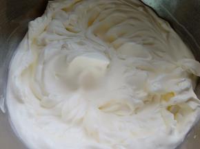 淡奶油加白砂糖20克，打发至有纹路就可以。