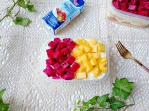 烤好的蛋糕彻底凉透，切小块放入盒子，挤一层奶油、放一层水果粒这样依次类推放在盒子里。