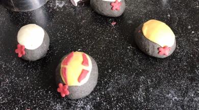 贴在黄白面皮的四角