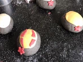贴在黄白面皮的四角