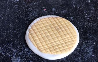 用刮刀在黄面饼上切满小格子