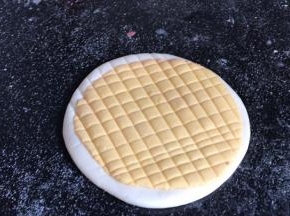 用刮刀在黄面饼上切满小格子