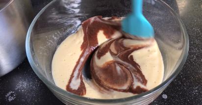 分一半出来，加入可可糊拌匀