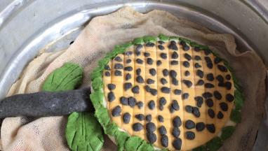 放入铺好屉布的蒸屉中，冷水上锅小火蒸，上气后蒸10分钟