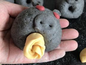 把玫瑰花插在猪嘴巴下面的孔里