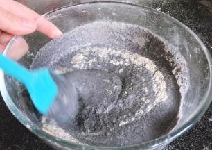 芝麻糊中加入酵母，拌匀
