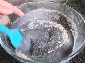 芝麻糊中加入酵母，拌匀