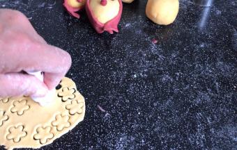 用花模在黄面皮上压出小花