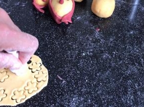 用花模在黄面皮上压出小花