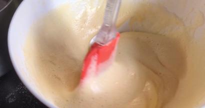 拌匀至无干粉顺滑