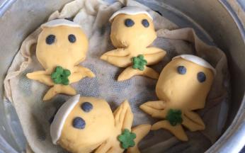 放入铺好屉布的蒸屉中，冷水上锅小火蒸，上气后蒸10分钟