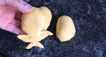 用刮板在中间的手处压出纹路