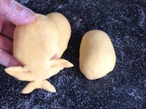 用刮板在中间的手处压出纹路