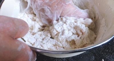 揉成光滑面团密封发酵至两倍大