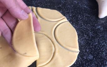 用圆模或者杯子口，压出半月