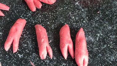 再取面团搓成长条，做出小龙虾的大钳子