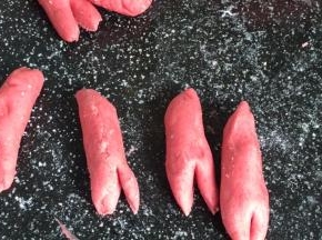 再取面团搓成长条，做出小龙虾的大钳子