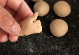 再压出手指，一只小手就OK了