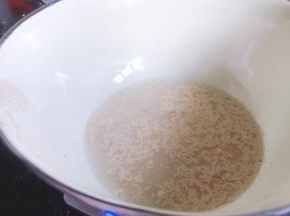 白色面团的酵母加入温水中，拌匀