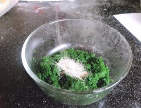 菠菜泥中加入酵母，拌匀