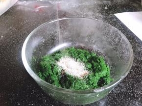 菠菜泥中加入酵母，拌匀