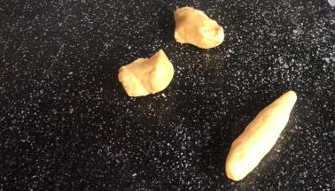 发酵好的面团揉匀排气，分成若干个小剂子，取一部分搓成一头大一头小的长剂子，算是蝴蝶身