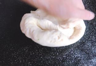 发酵好的面团，揉匀排气