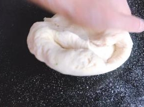 发酵好的面团，揉匀排气