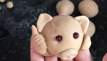 再用小面求做两只耳朵