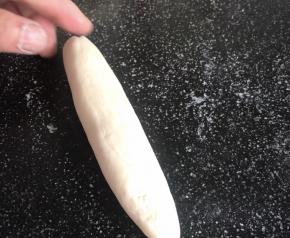 分成若干个小剂子，搓成长条型