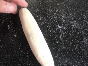 分成若干个小剂子，搓成长条型