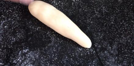 分成若干个大小不等的小剂子，搓成一头大一头小的圆长条，做白菜心