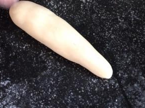 分成若干个大小不等的小剂子，搓成一头大一头小的圆长条，做白菜心