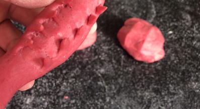 在底部剪出小脚