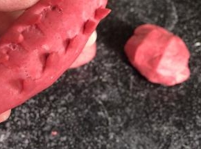 在底部剪出小脚