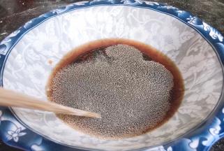 枸杞水中加入酵母，拌匀